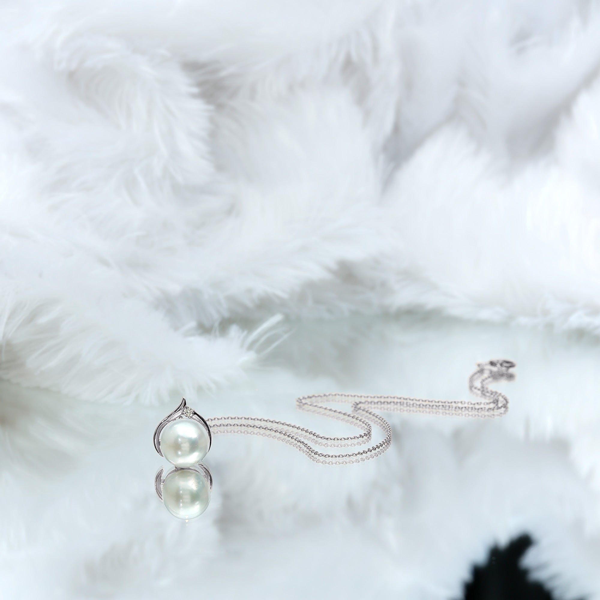 11 Carat White Pearl Solitaire Necklace with Diamond