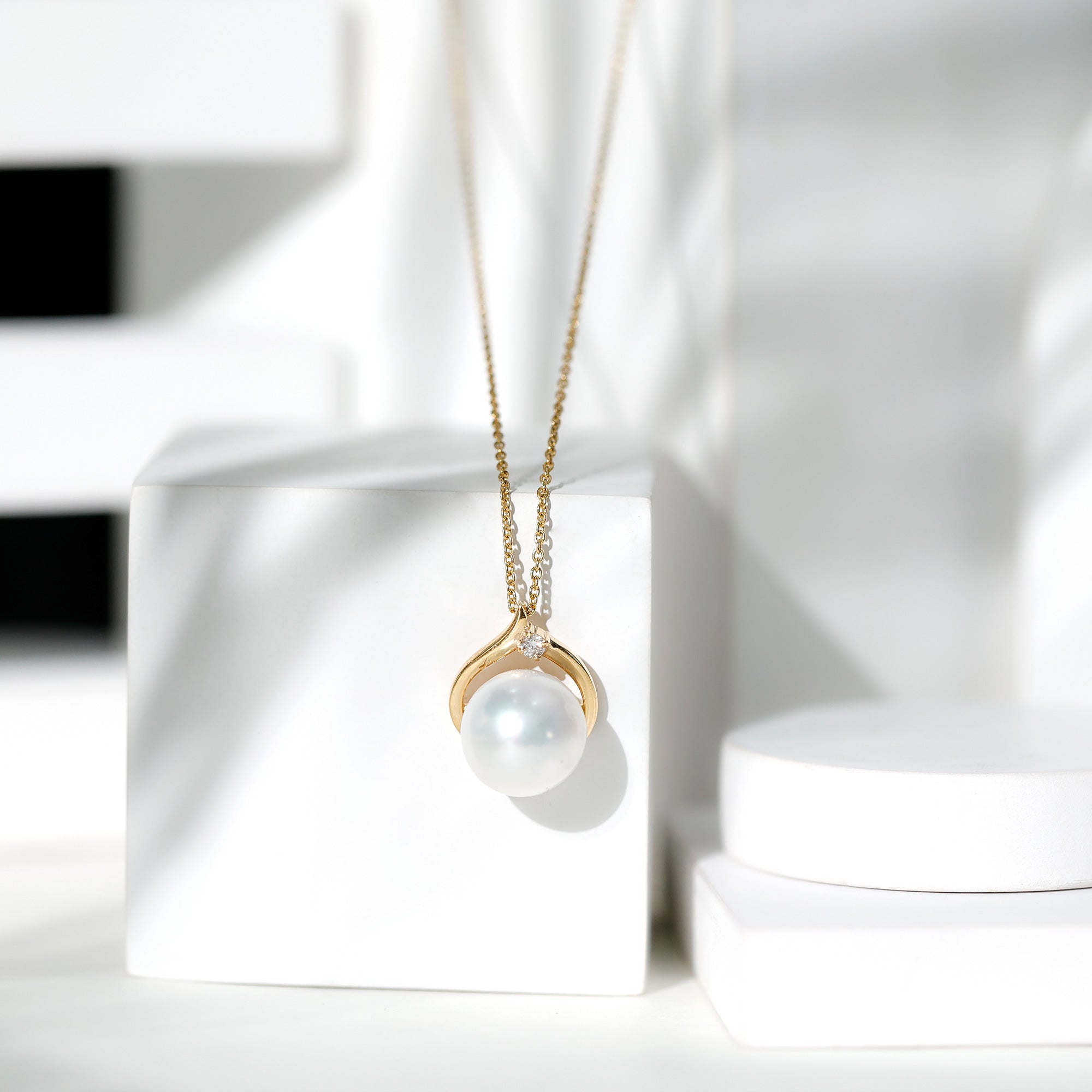 11 Carat White Pearl Solitaire Necklace with Diamond